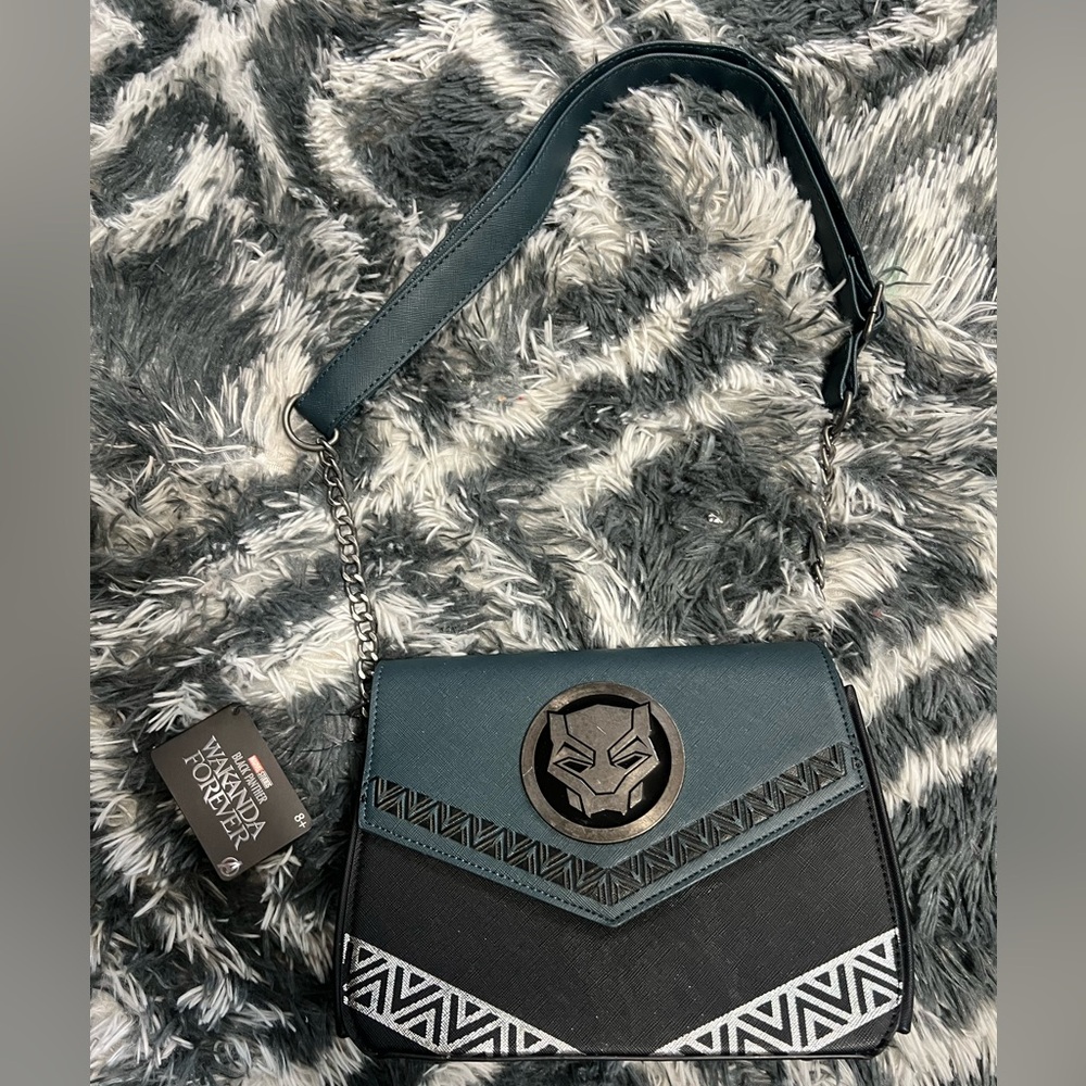 LOUNGEFLY BLACK PANTHER WAKANDA FOREVER
CROSSBODY BAG NWT - Picture 6 of 12